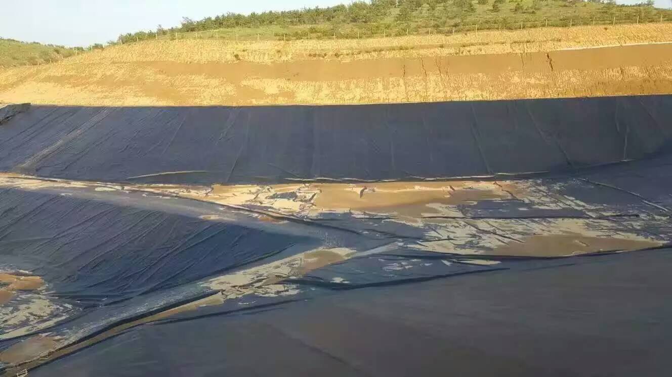 內蒙尾礦庫防滲土工膜施工現場